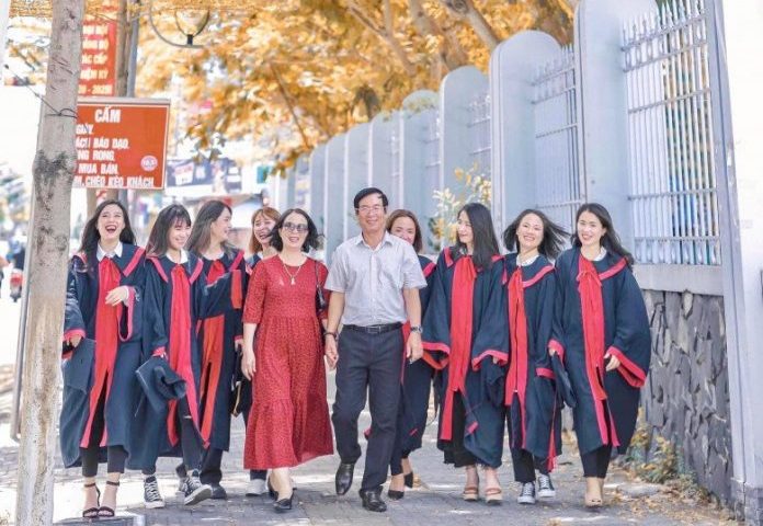 Gia đình ở Quảng Trị có 8 cô con gái toàn thạc sĩ và cử nhân: “Suốt những năm nuôi con ăn học, sổ đỏ luôn nằm trong ngân hàng”